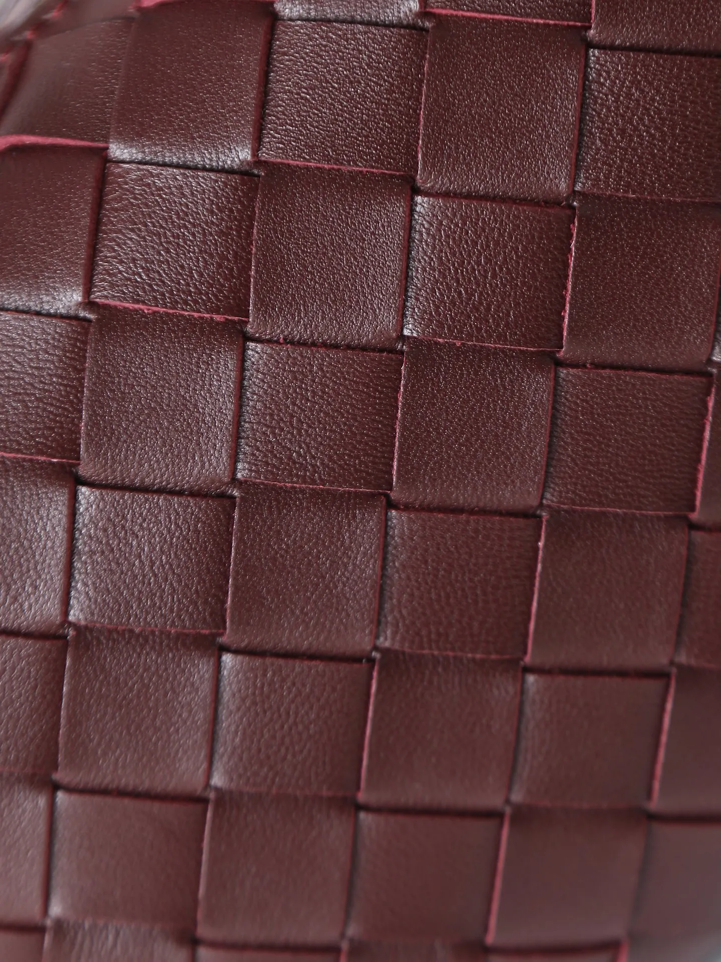 Batch 1300. 𝗕𝗼𝘁𝘁𝗲𝗴𝗮 𝗩𝗲𝗻𝗲𝘁𝗮———— The latest version of the loop camera bag💥 at the BV King of Cost-Effectiveness counter, large woven texture➕As always, ultra-high-quality lambskin, with zippers and adjustable drawstrings, it is especially suitable for the belly💫It can fit anything, and it is very light in weight. It is suitable for girls of all ages. Size: 17*10*6 Style number: 680254
